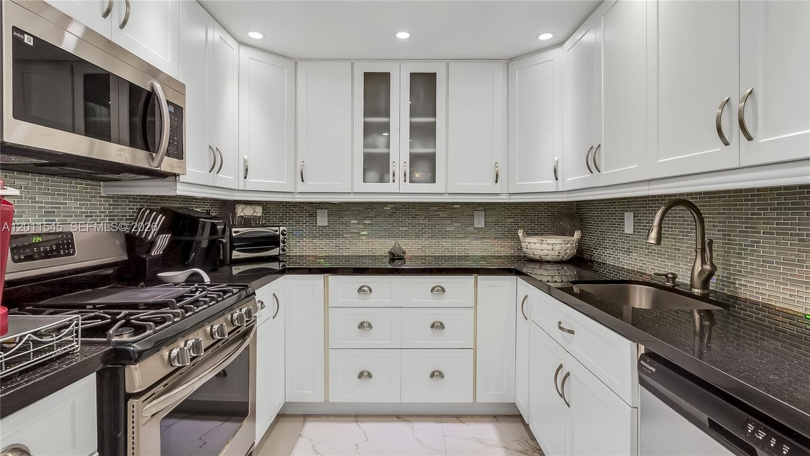 3140 Ocean Dr (Avail Now- Nov 15, 2026) 2411 photo 13