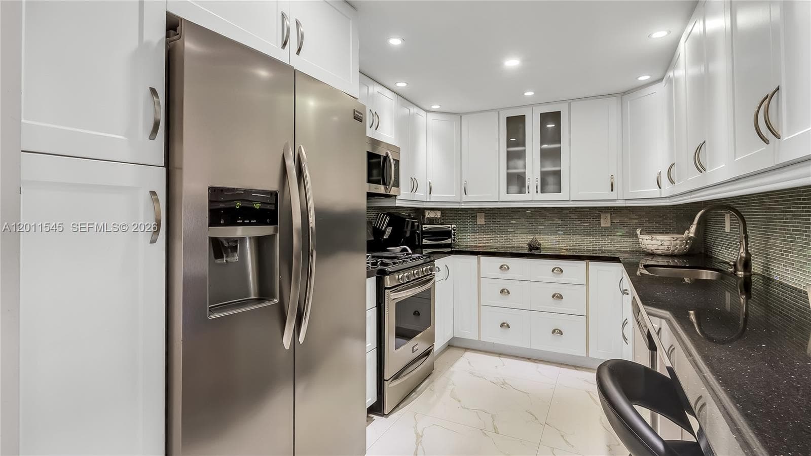 3140 Ocean Dr (Avail Now- Nov 15, 2026) 2411 photo 12