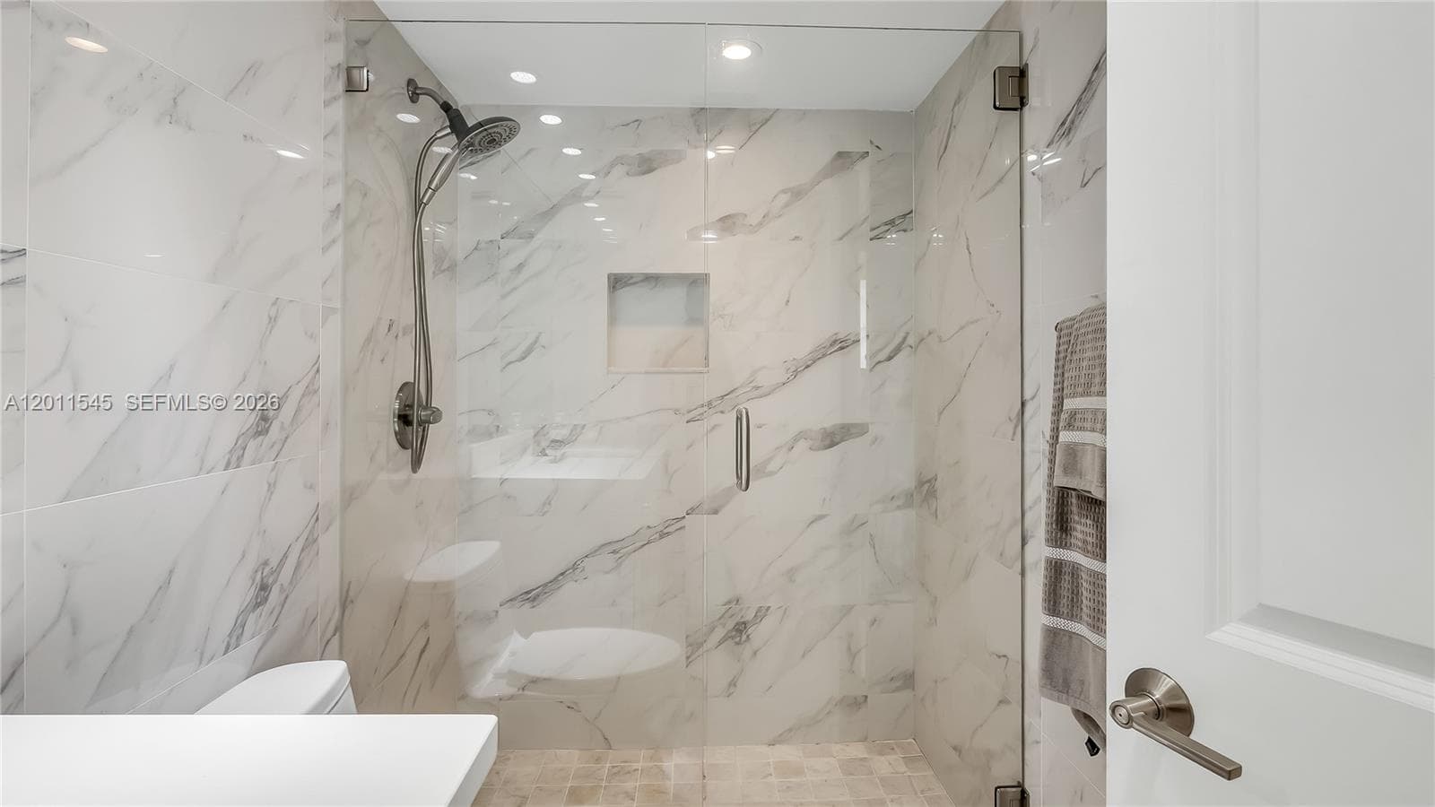 3140 Ocean Dr (Avail Now- Nov 15, 2026) 2411 photo 20