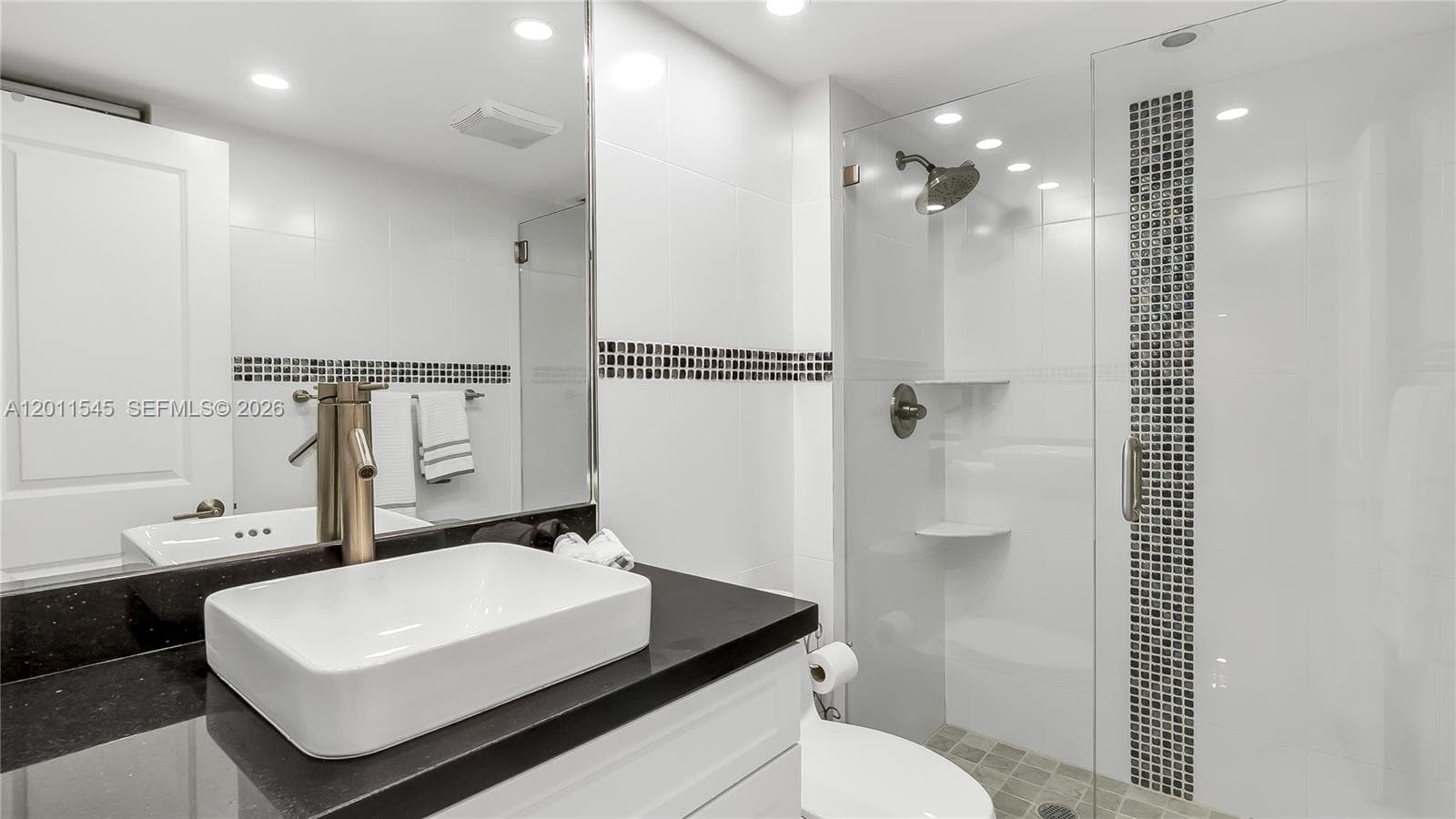 3140 Ocean Dr (Avail Now- Nov 15, 2026) 2411 photo 25