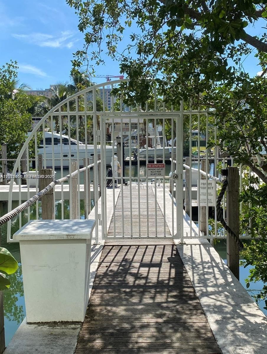 16400 Collins Ave photo 3