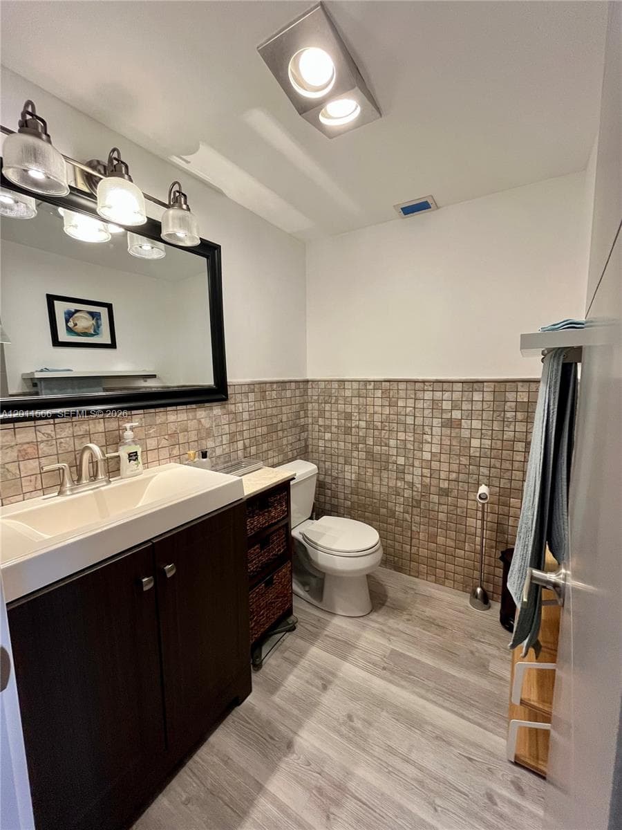 1801 Ocean Dr 203 photo 13