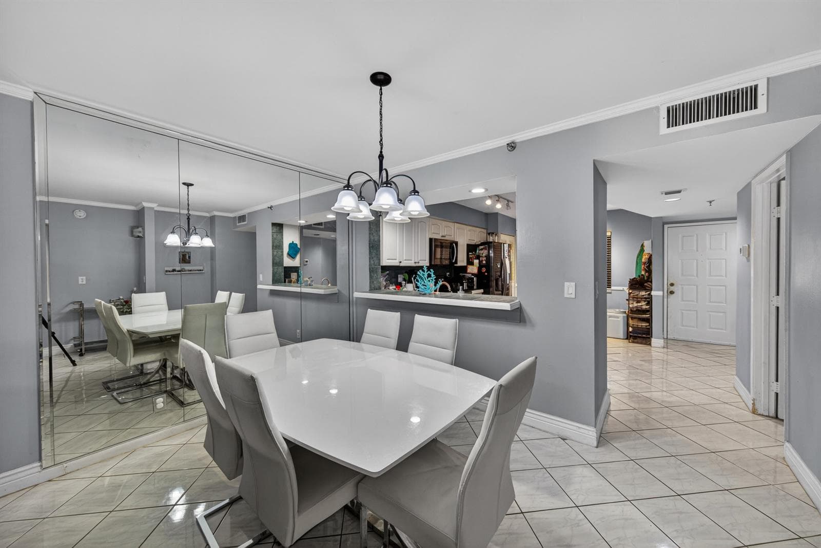 2200 S Cypress Bend Drive 101 photo 12