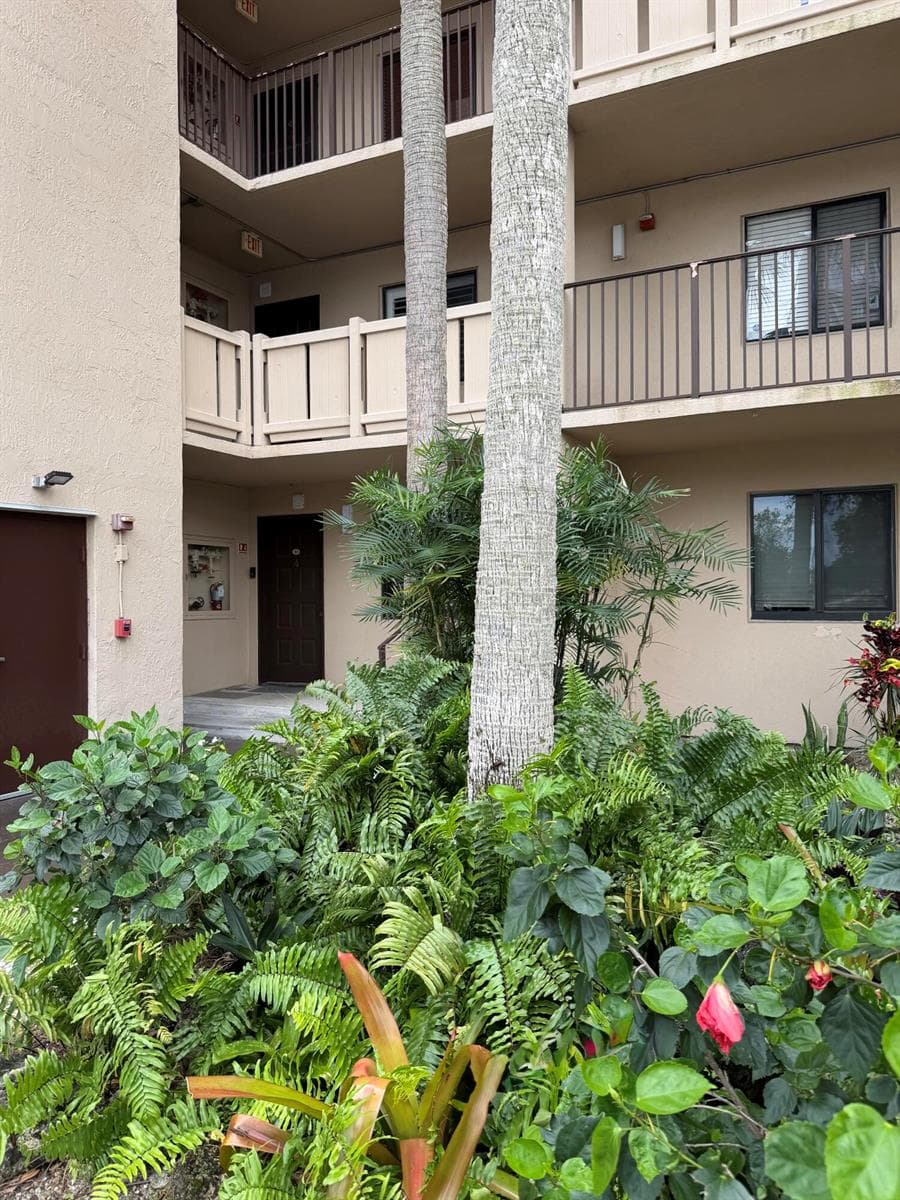 2200 S Cypress Bend Drive 101 photo 3