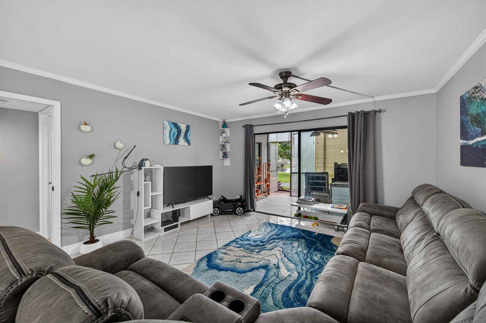 2200 S Cypress Bend Drive 101 photo 1