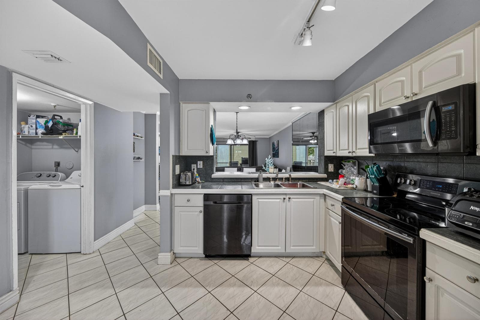 2200 S Cypress Bend Drive 101 photo 5