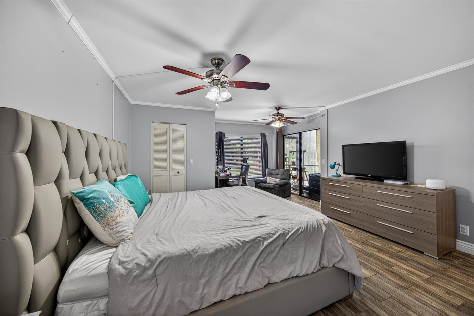 2200 S Cypress Bend Drive 101 photo 20