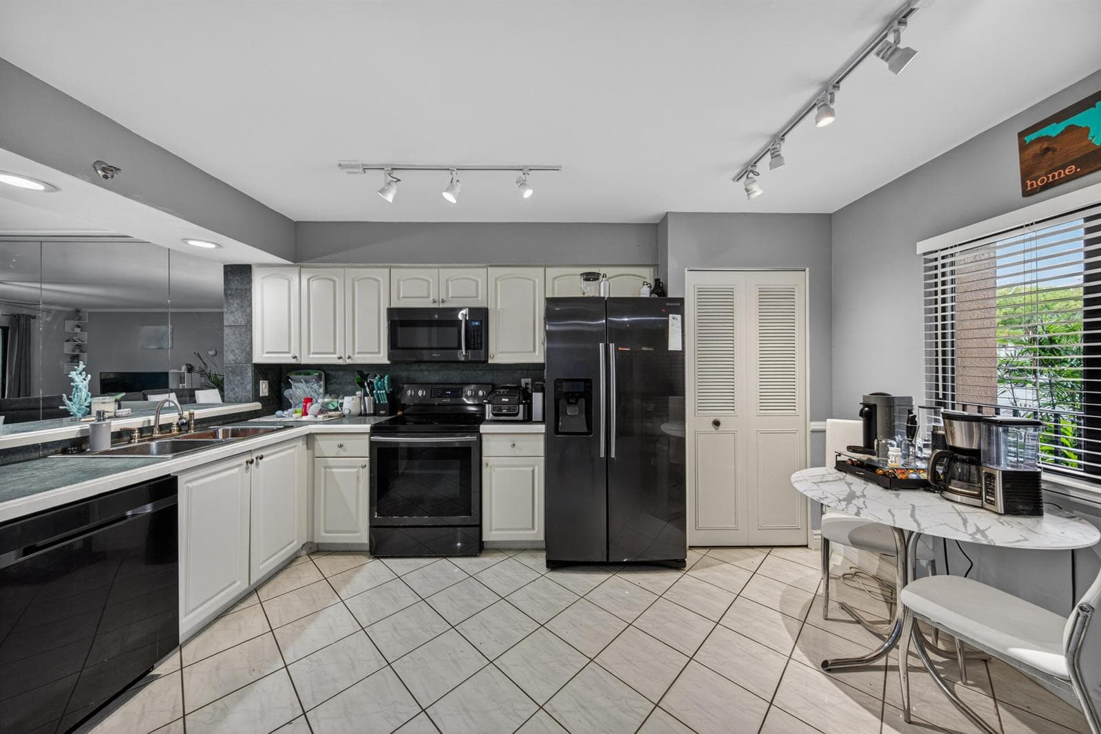 2200 S Cypress Bend Drive 101 photo 9