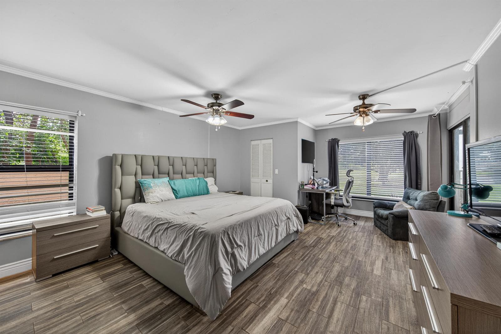 2200 S Cypress Bend Drive 101 photo 19