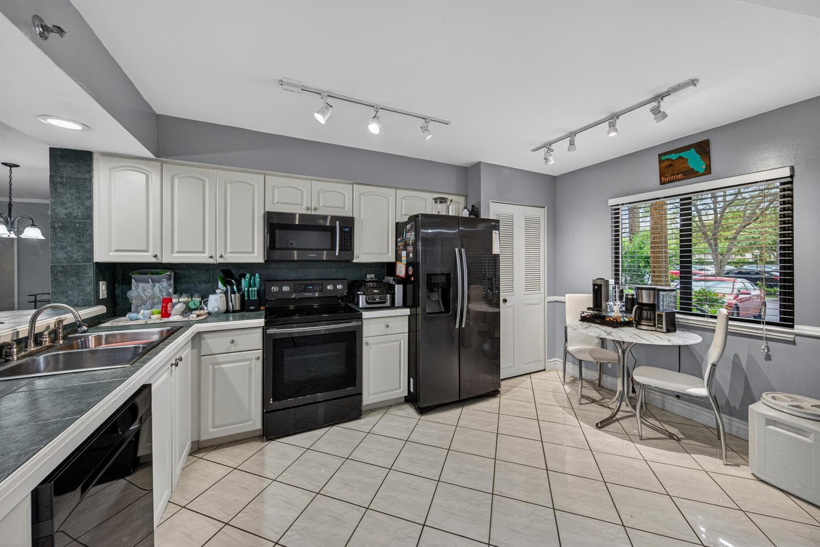 2200 S Cypress Bend Drive 101 photo 8