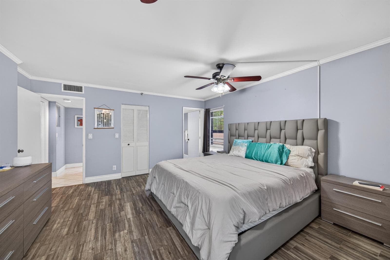 2200 S Cypress Bend Drive 101 photo 21