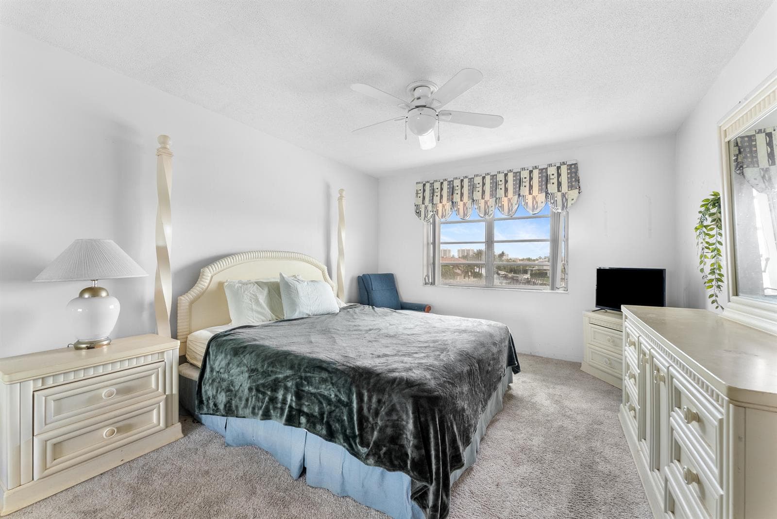 330 N Federal Highway 408 photo 14