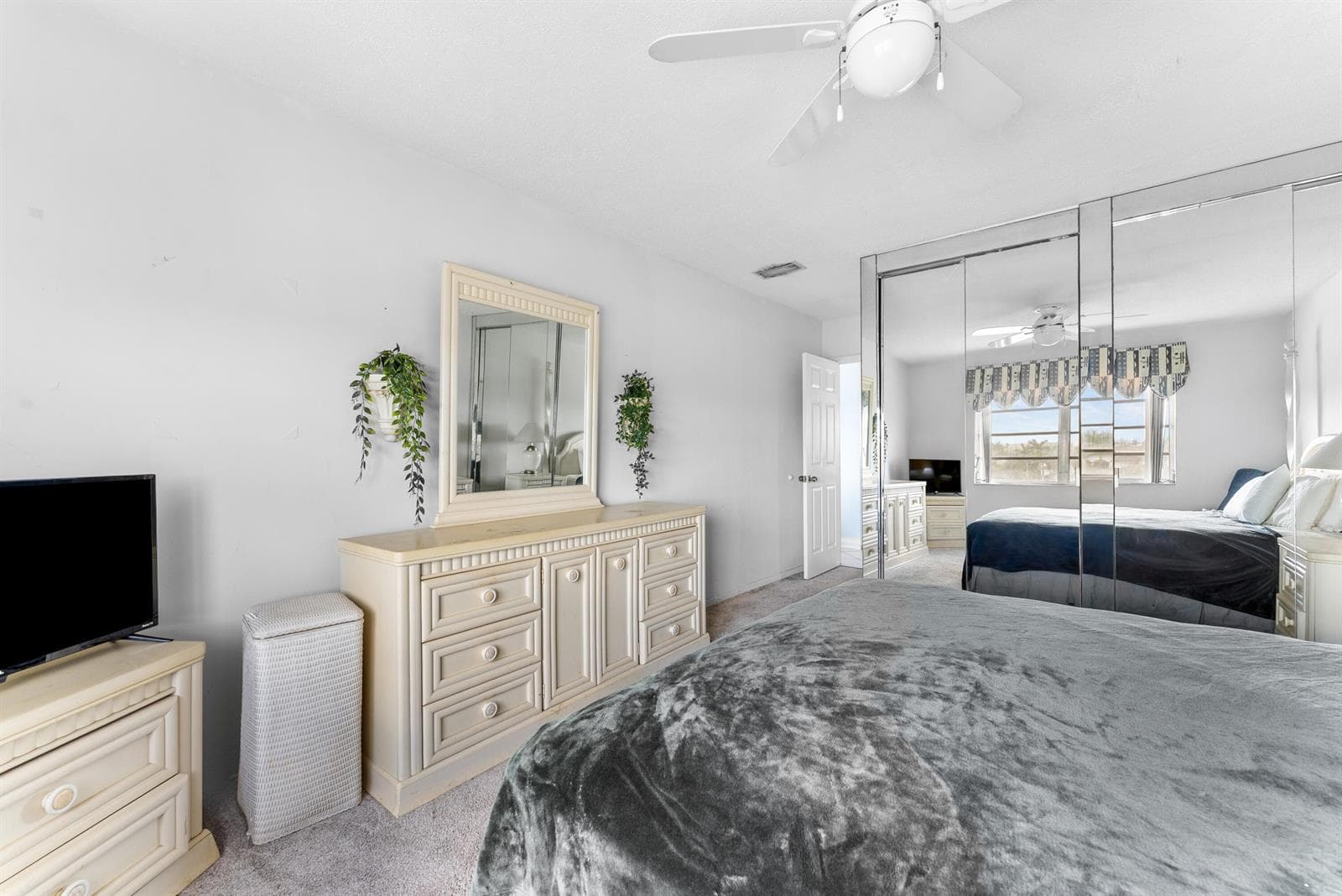 330 N Federal Highway 408 photo 15