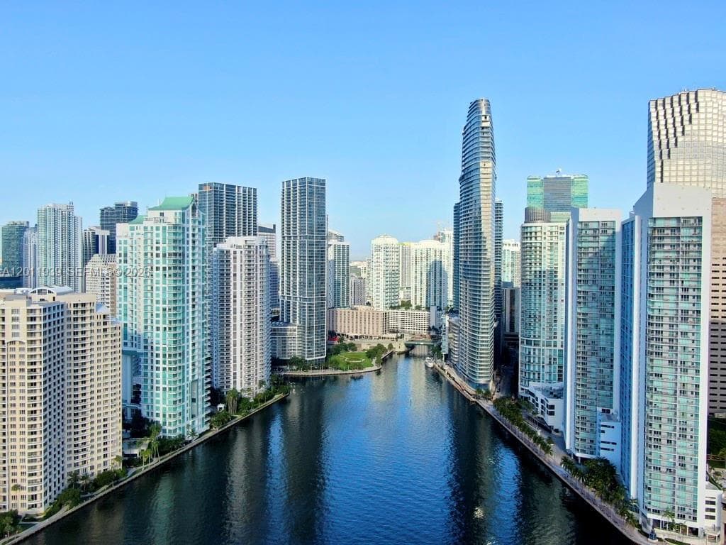 325 Biscayne Blvd 3517 photo 3