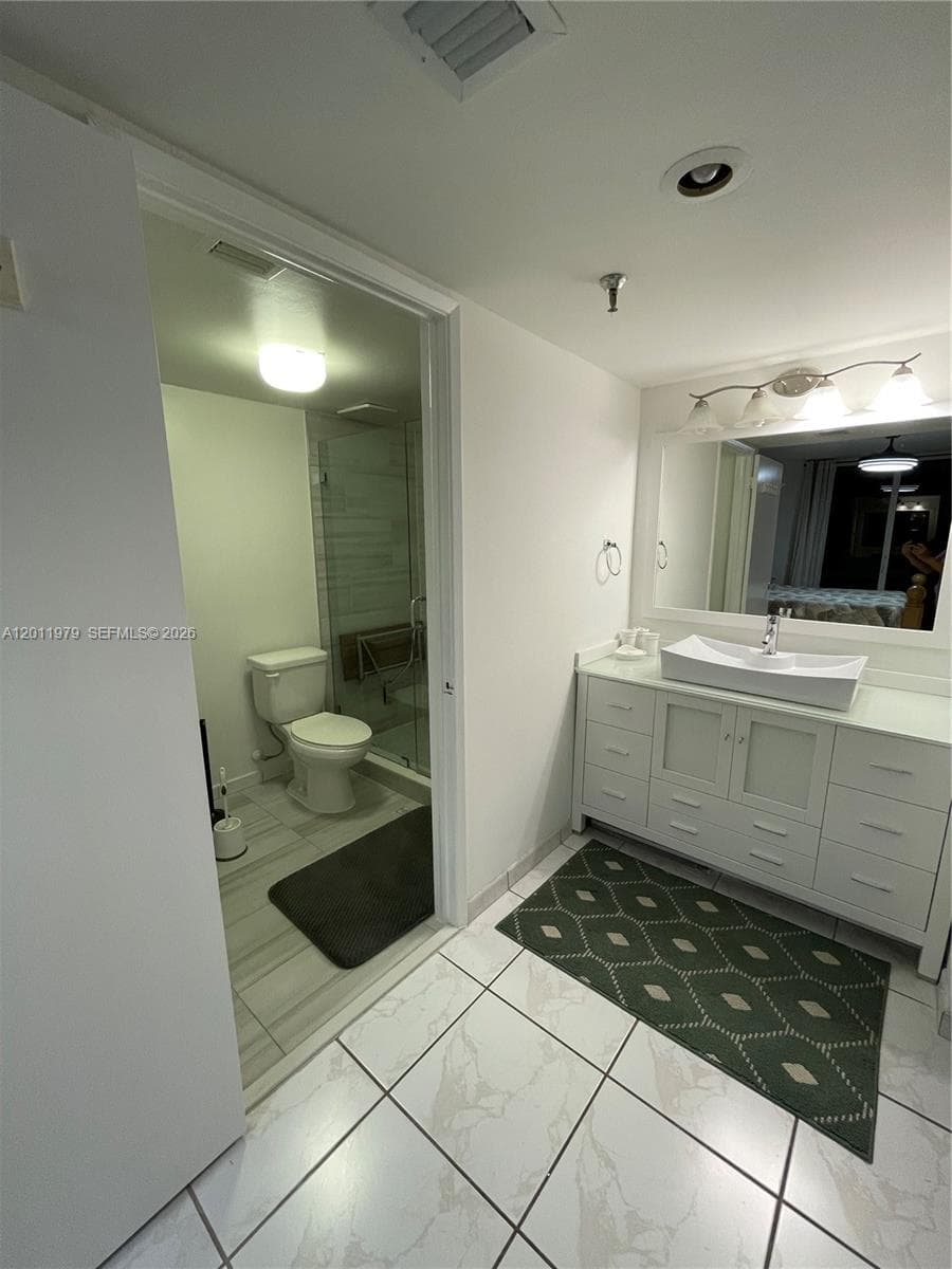 1621 Collins Ave 707 photo 9