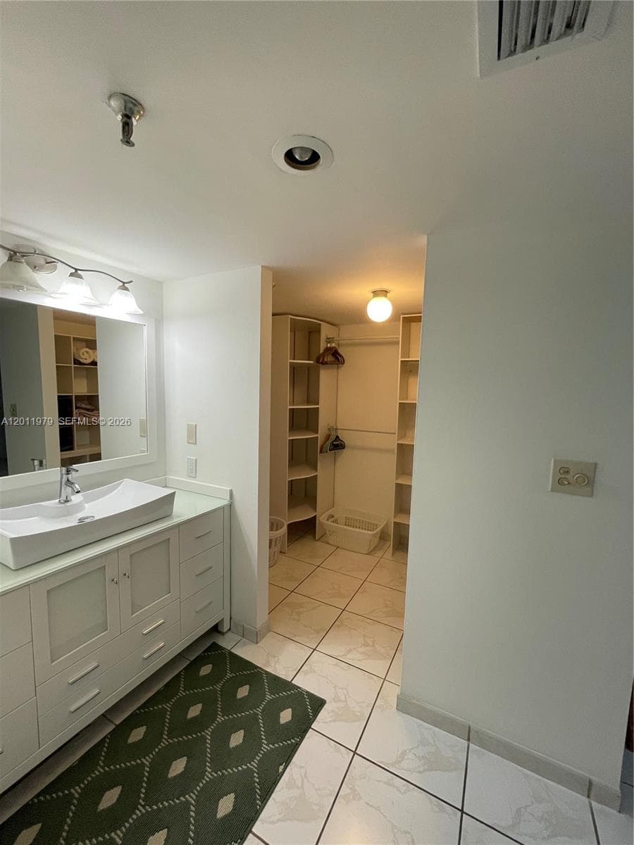 1621 Collins Ave 707 photo 11