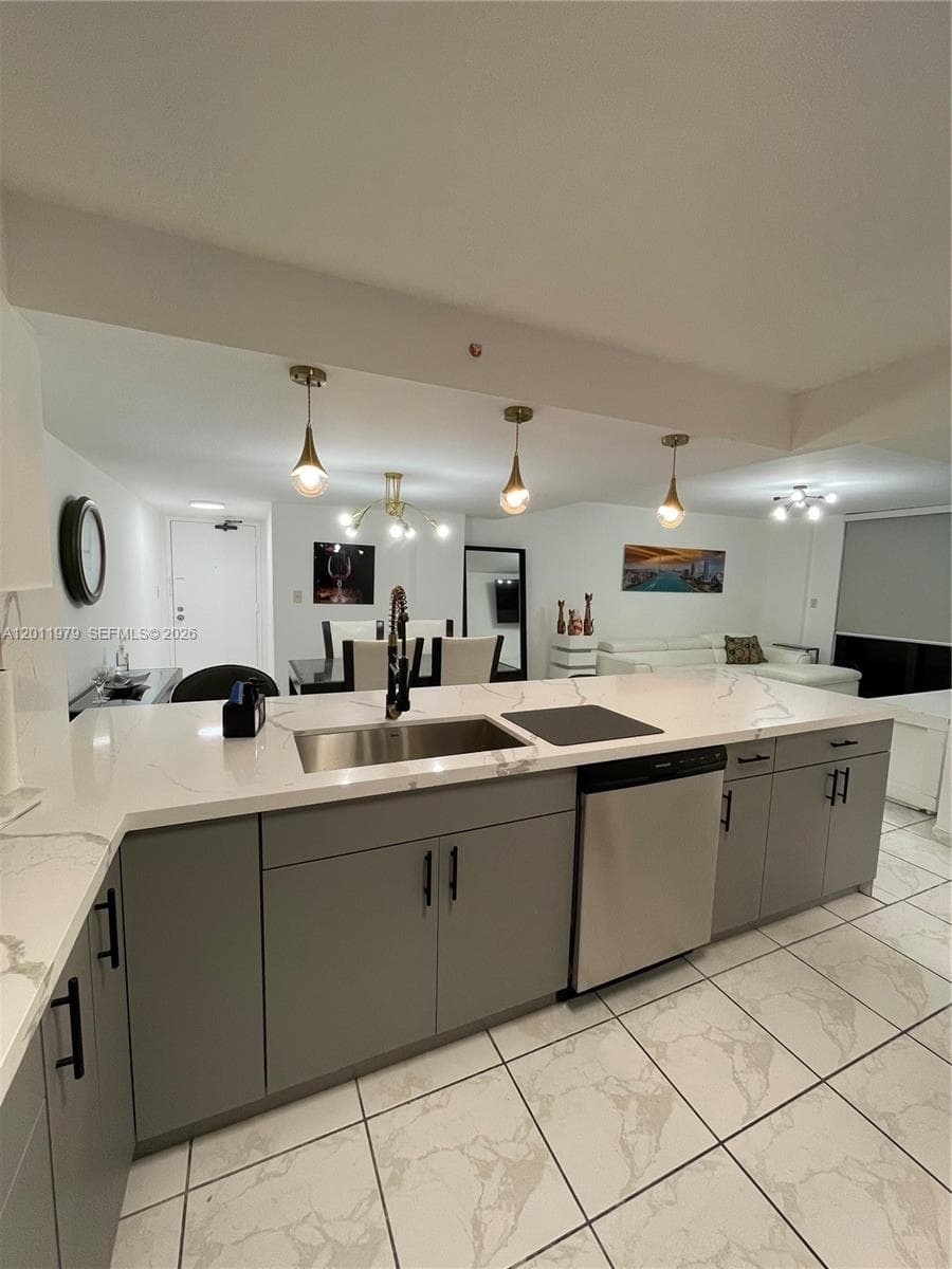 1621 Collins Ave 707 photo 4