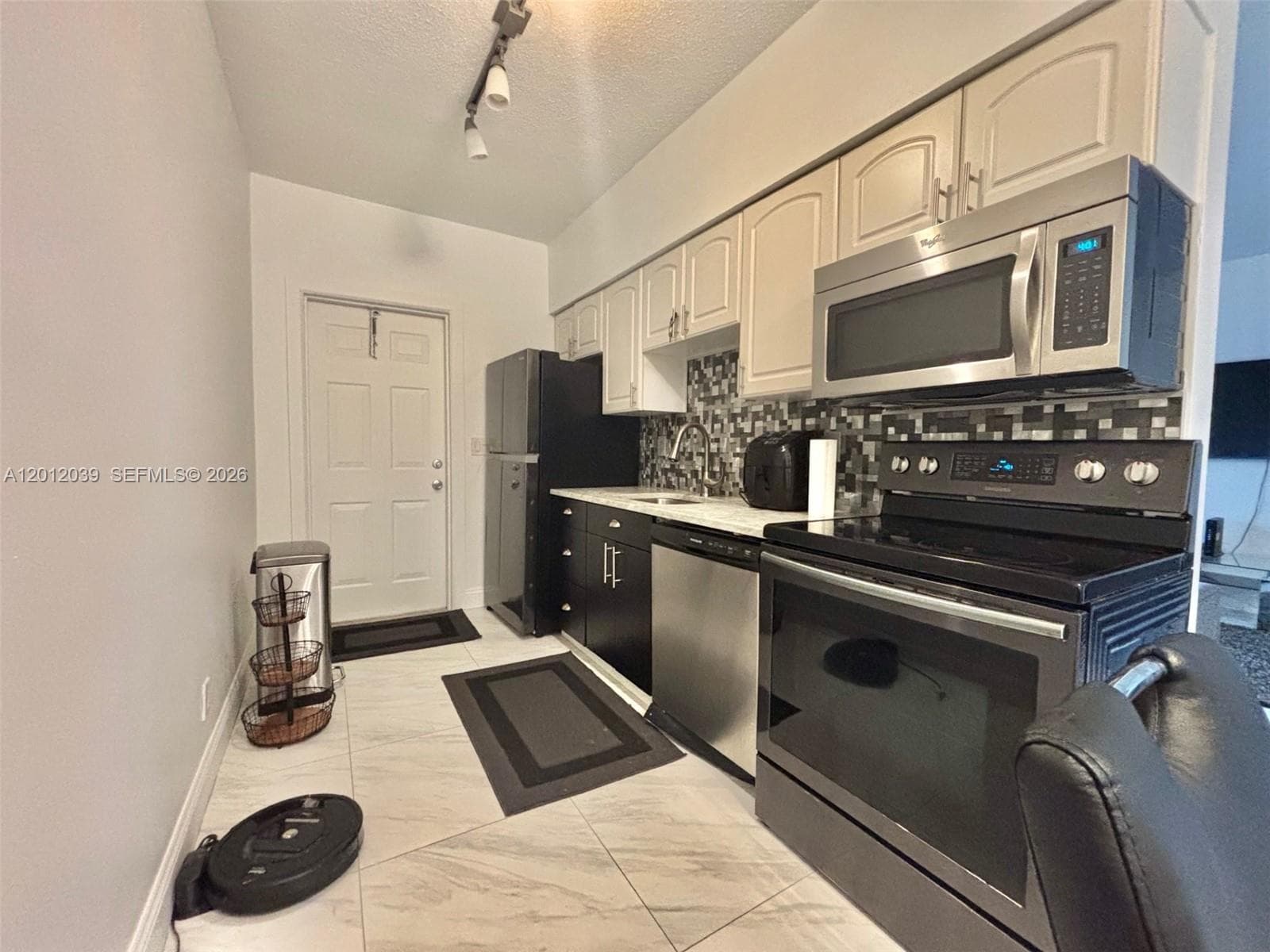 2200 Ocean Dr N109 photo 1