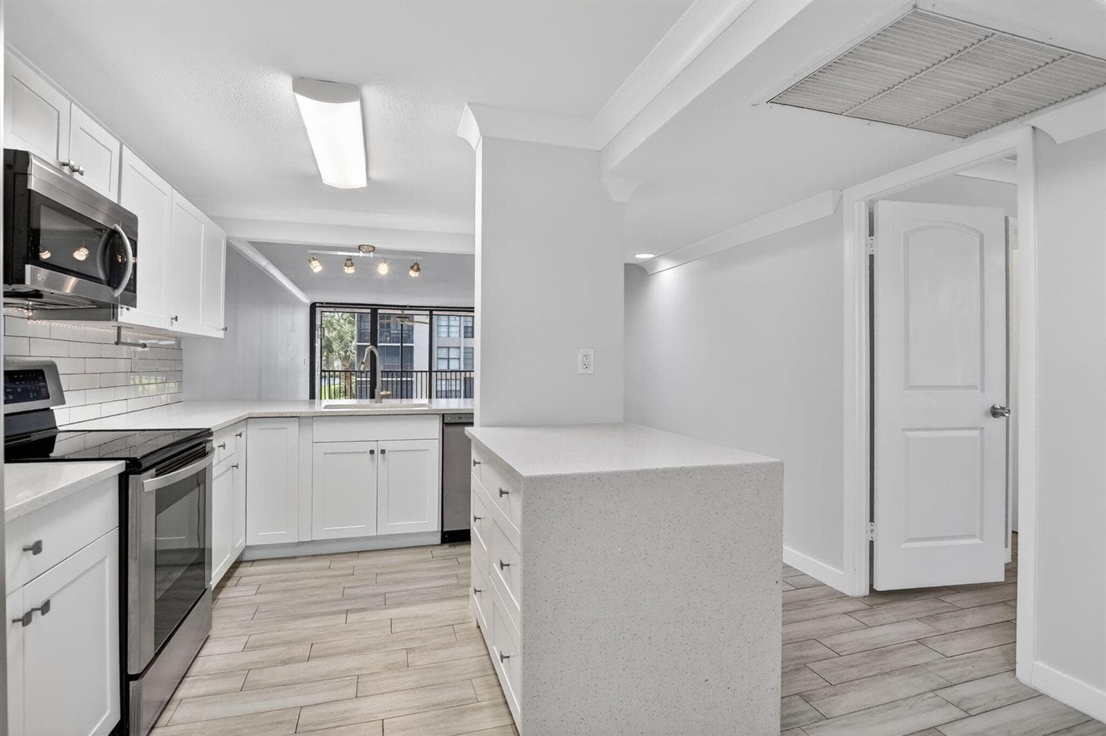 8 Royal Palm Way 203 photo 3