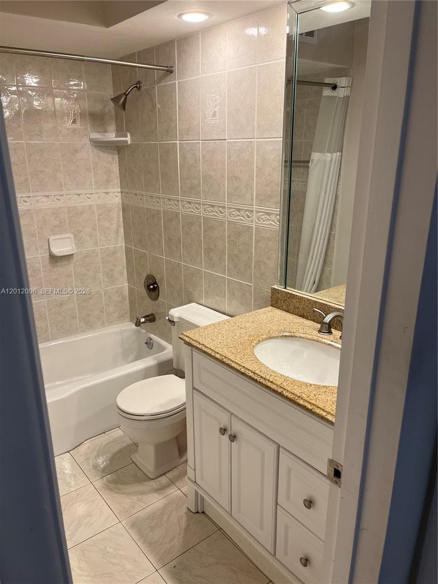 440 Paradise Isle Blvd 406 photo 14