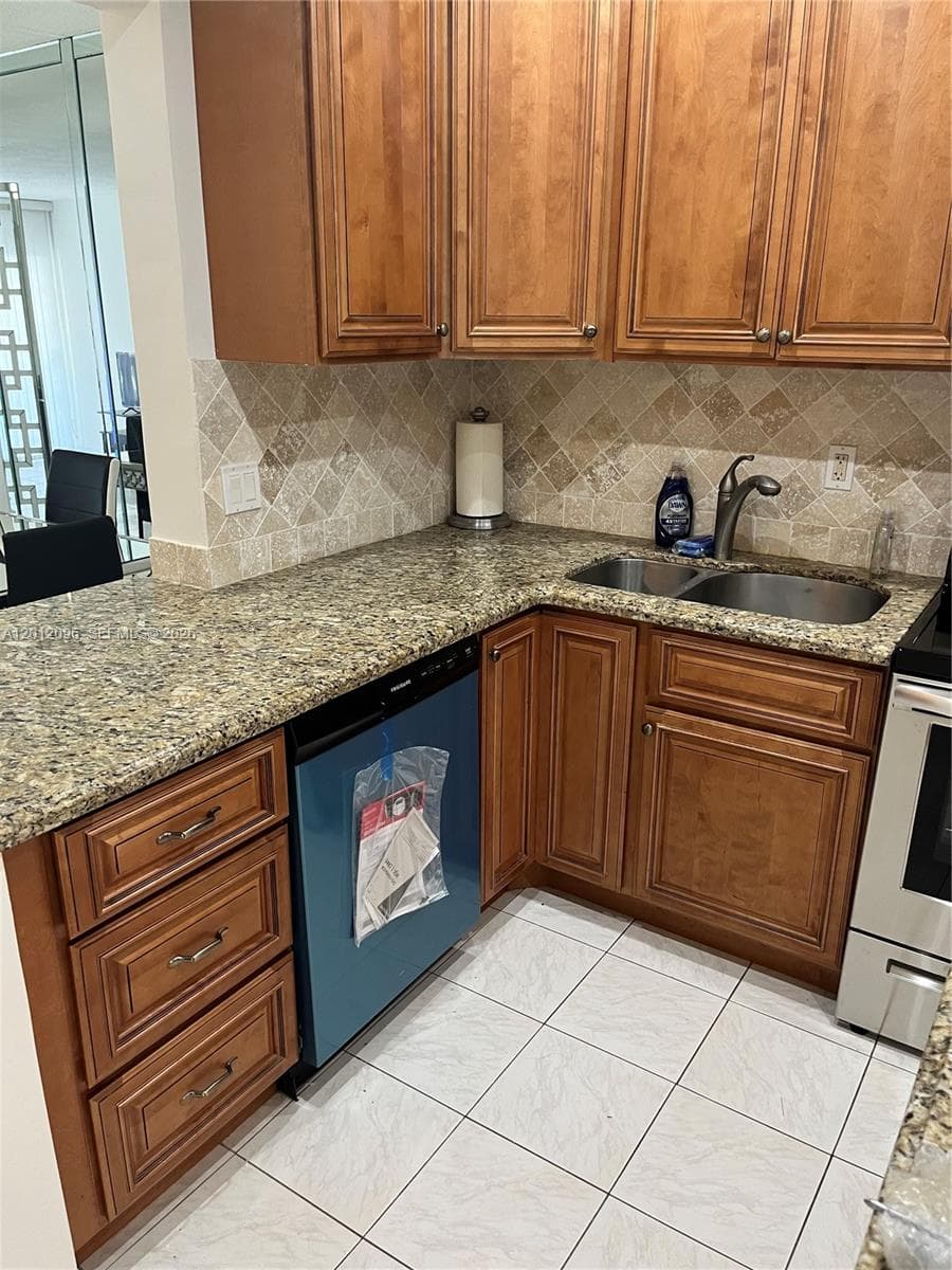 440 Paradise Isle Blvd 406 photo 11