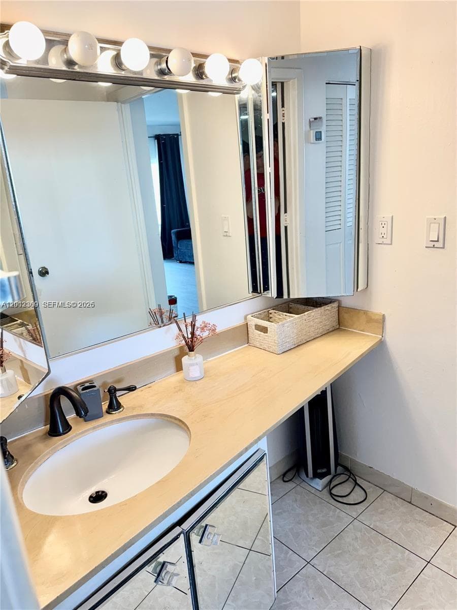 300 Bayview Dr 1903 photo 8