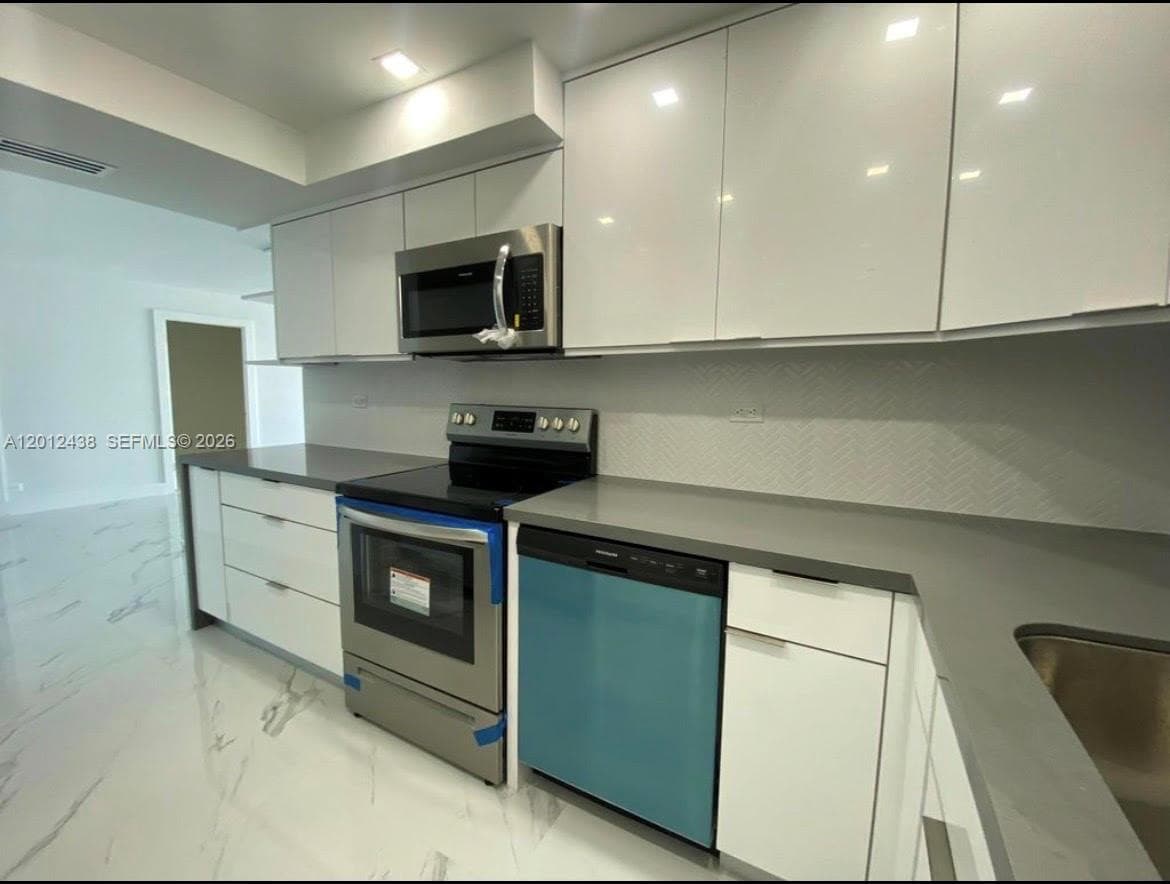6039 Collins Ave 1033 photo 2