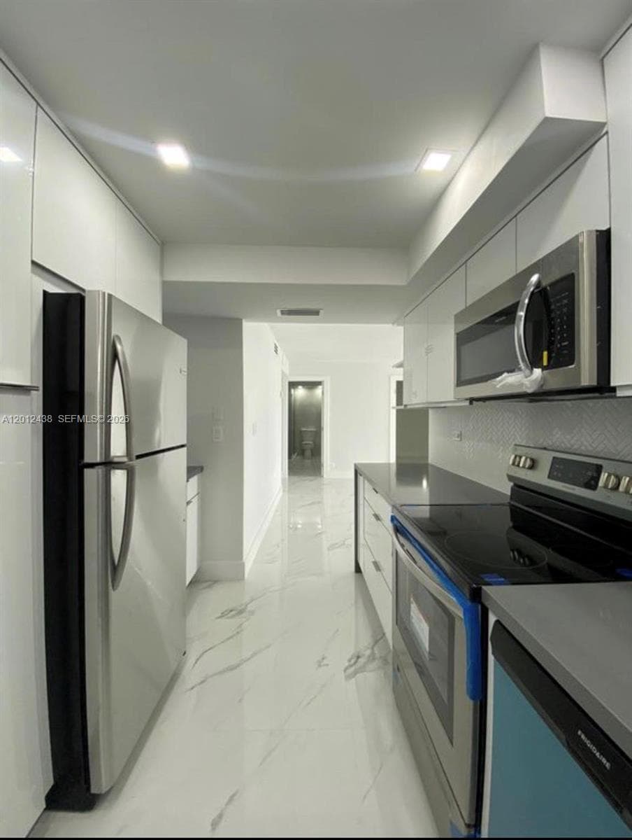 6039 Collins Ave 1033 photo 3