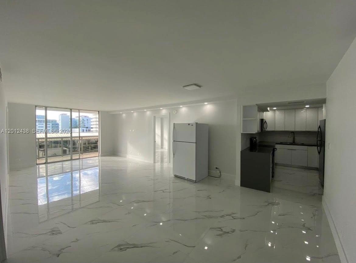 6039 Collins Ave 1033 photo 1