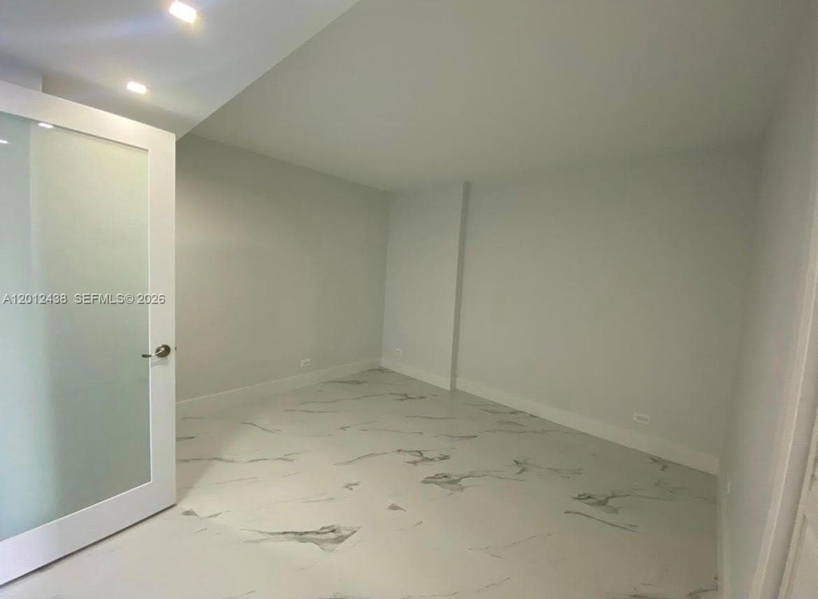 6039 Collins Ave 1033 photo 18