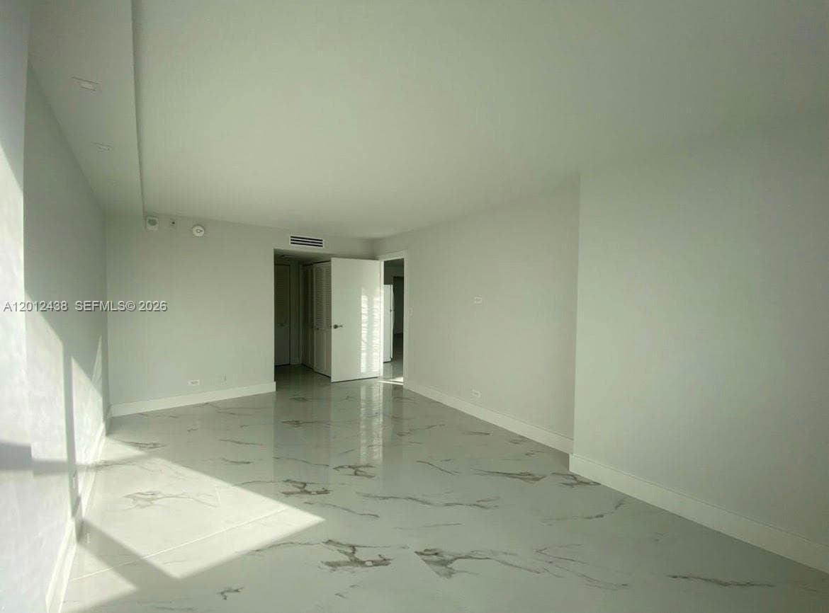 6039 Collins Ave 1033 photo 11