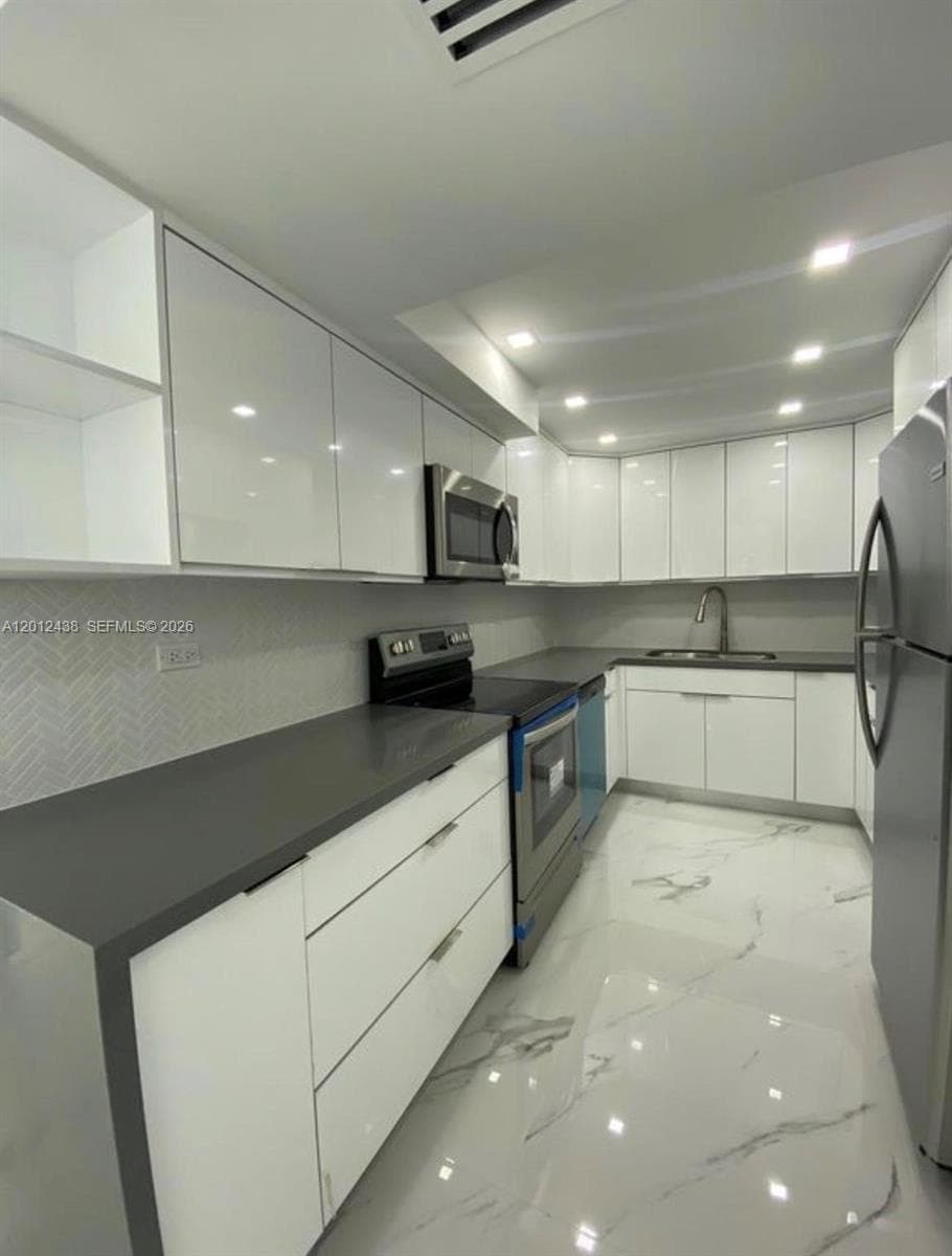 6039 Collins Ave 1033 photo 4