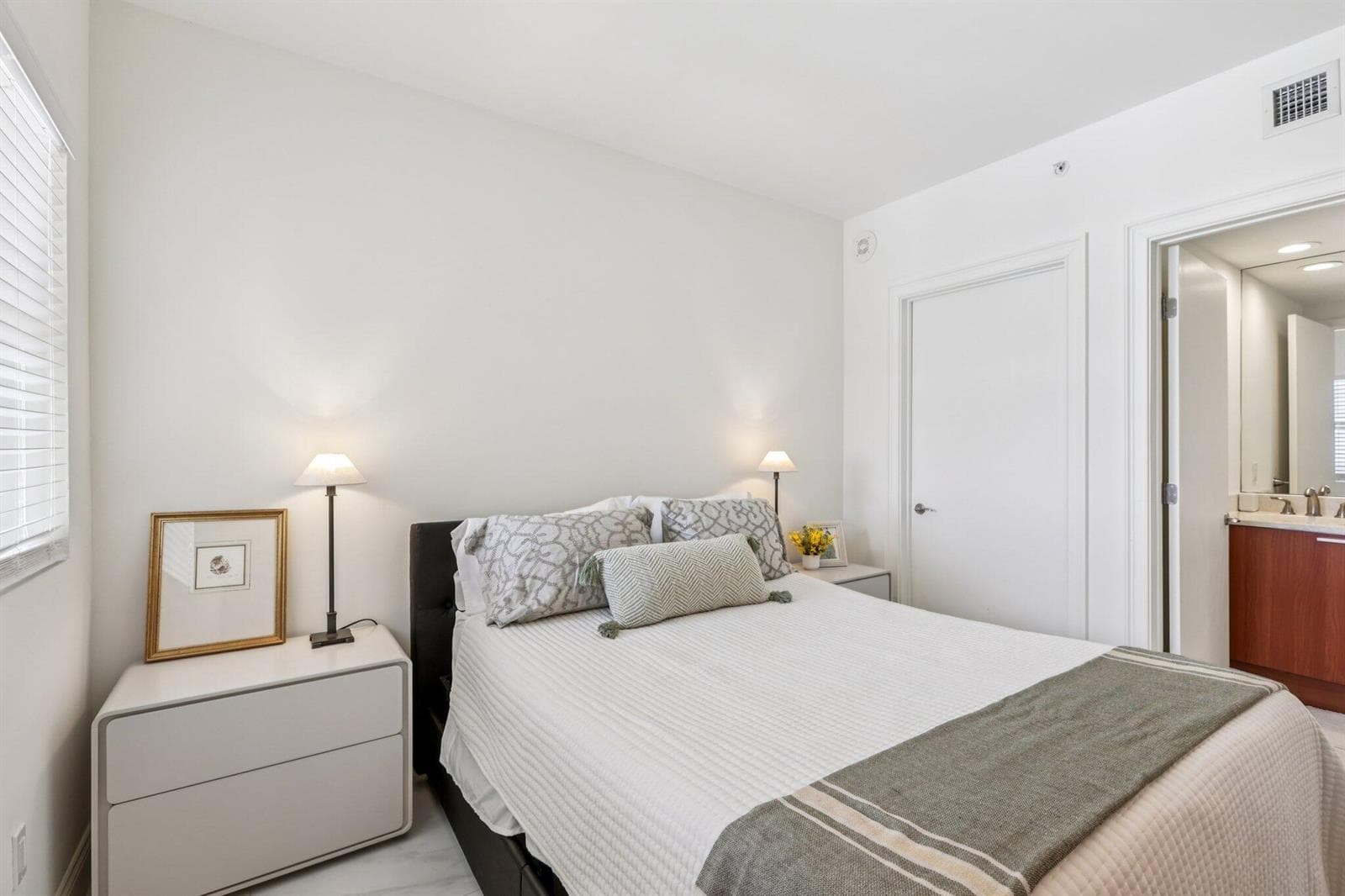 2640 Lake Shore Drive 2008 photo 22