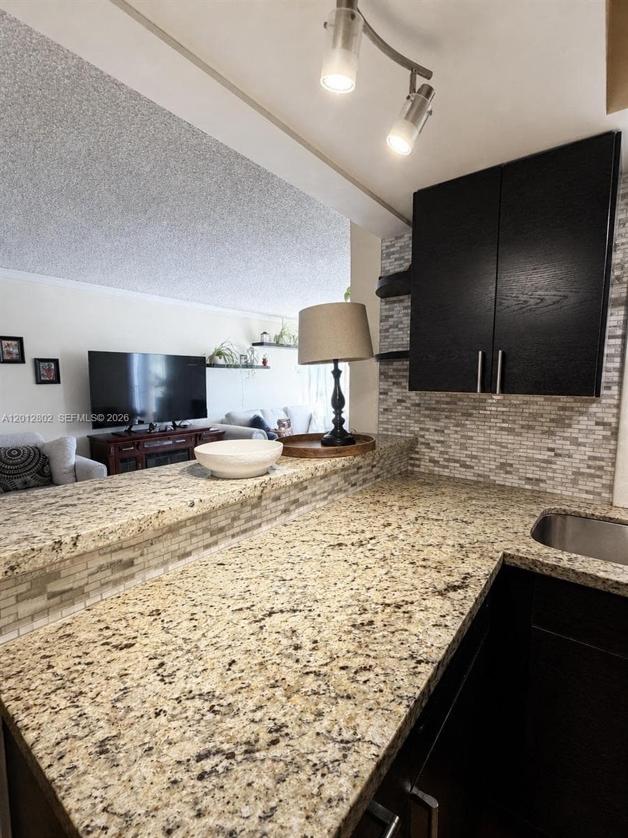 200 Leslie Dr 624 photo 6