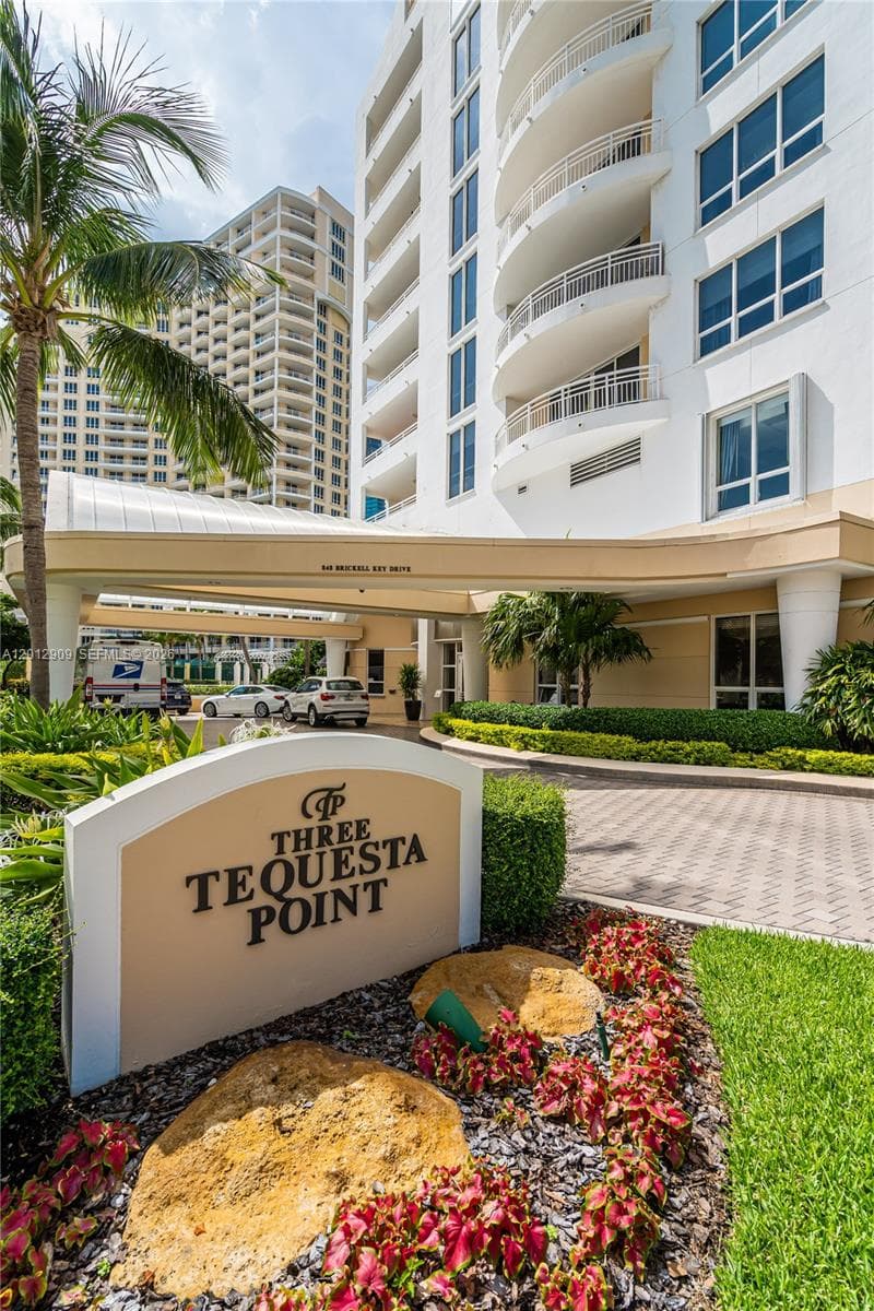 848 Brickell Key Dr 1903 photo 4