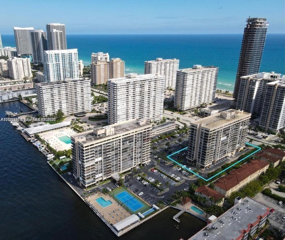 2049 Ocean Dr East401 photo 2