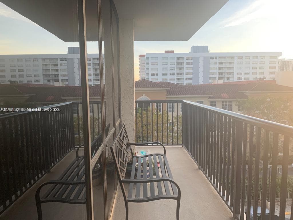 2049 Ocean Dr East401 photo 6