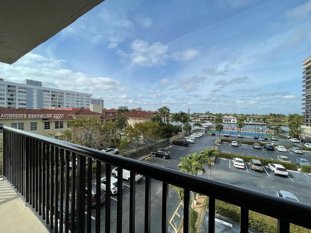 2049 Ocean Dr East401 photo 5