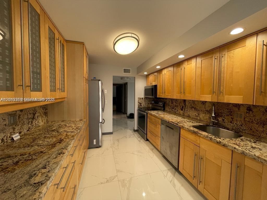 2049 Ocean Dr East401 photo 18
