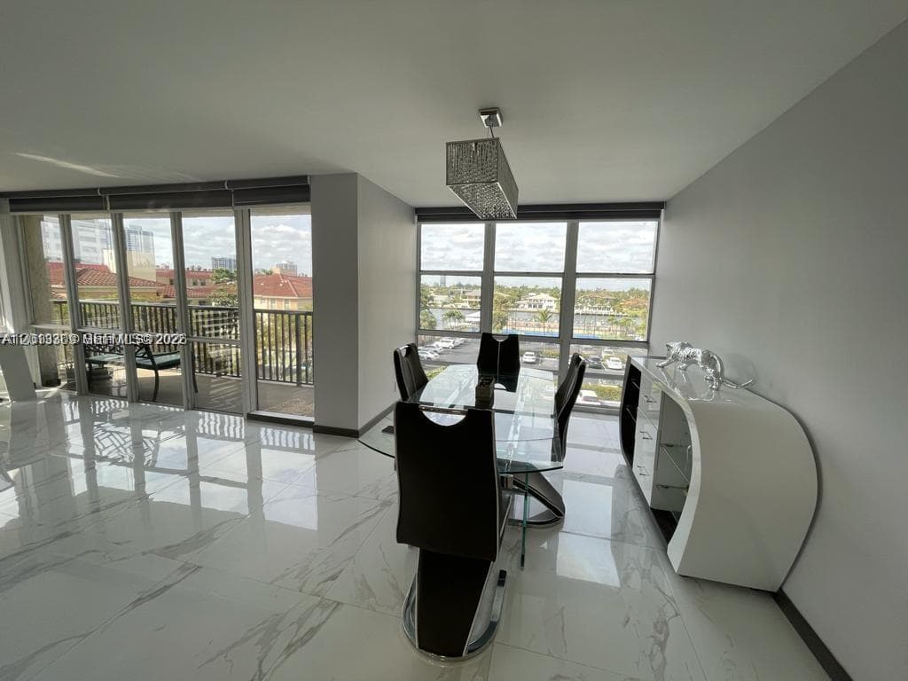2049 Ocean Dr East401 photo 8