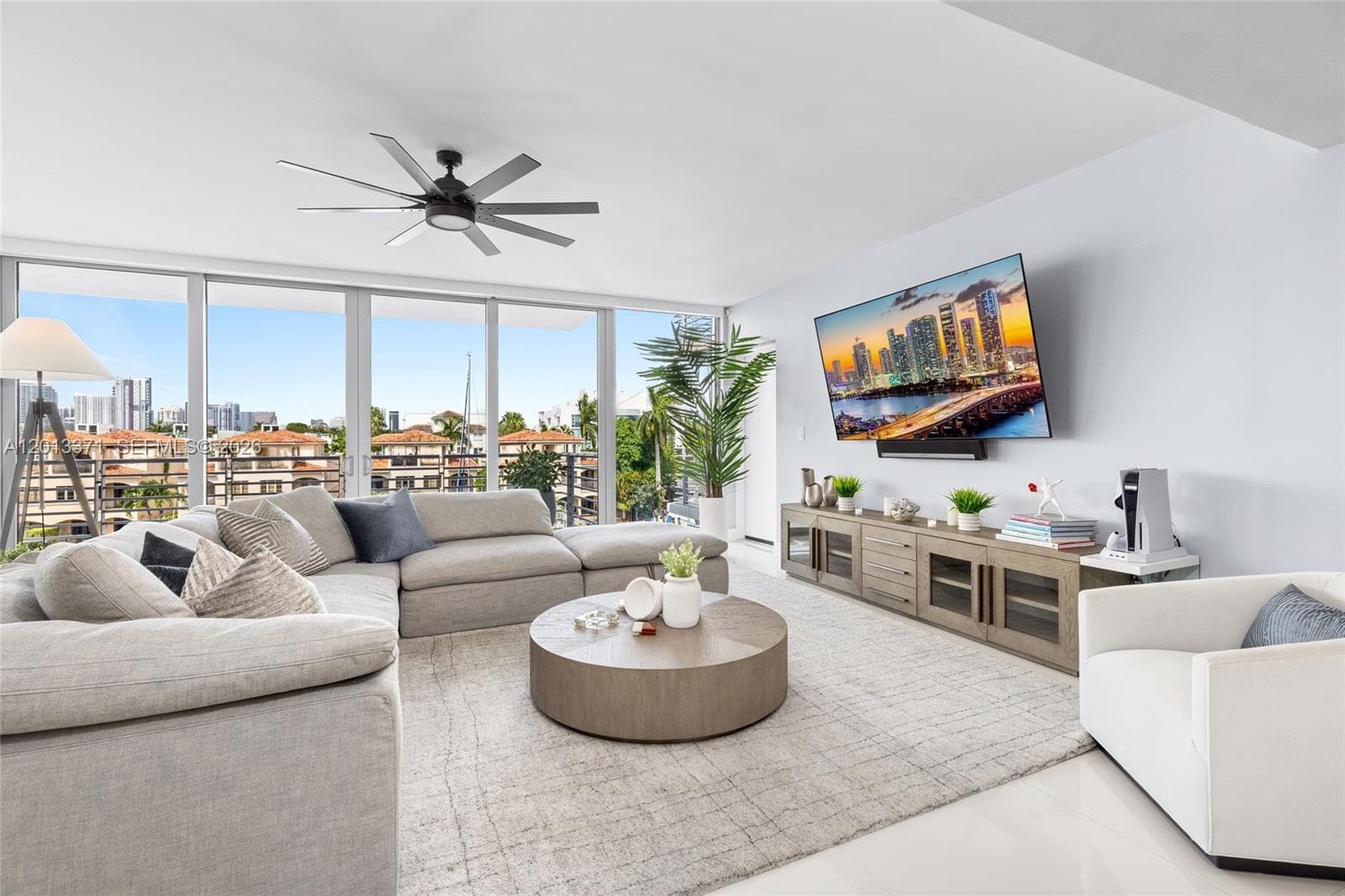133 Isle Of Venice Dr 4B photo 3