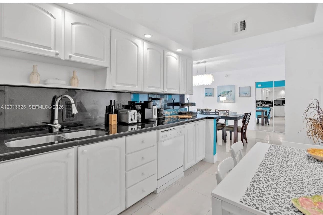 4001 Ocean Dr 7B photo 3