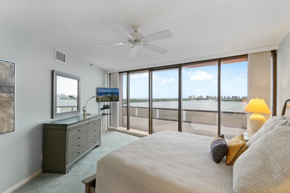 100 Lakeshore Drive 957 photo 23