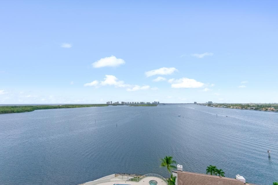 100 Lakeshore Drive 957 photo 2