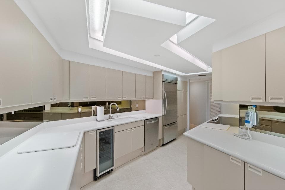 100 Lakeshore Drive 957 photo 16