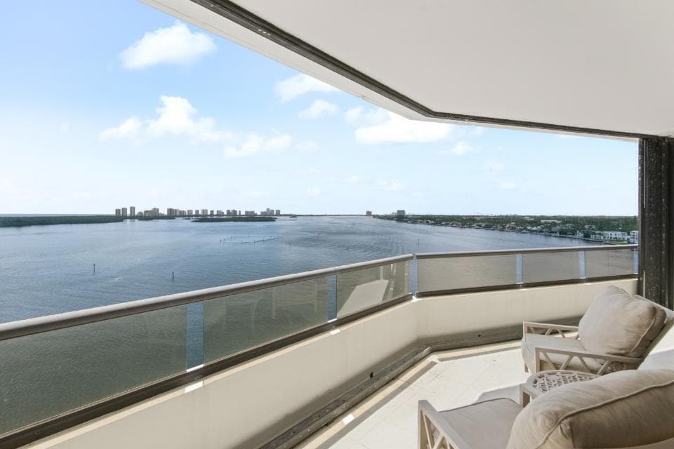 100 Lakeshore Drive 957 photo 3