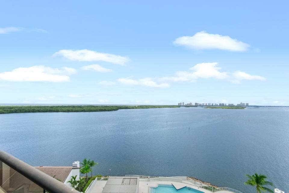 100 Lakeshore Drive 957 photo 1