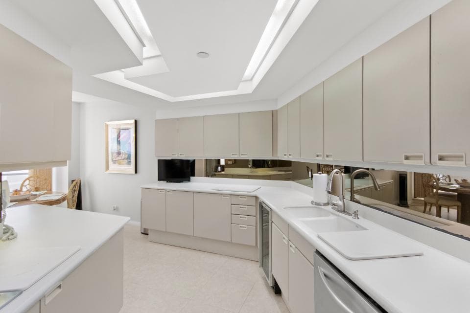 100 Lakeshore Drive 957 photo 15