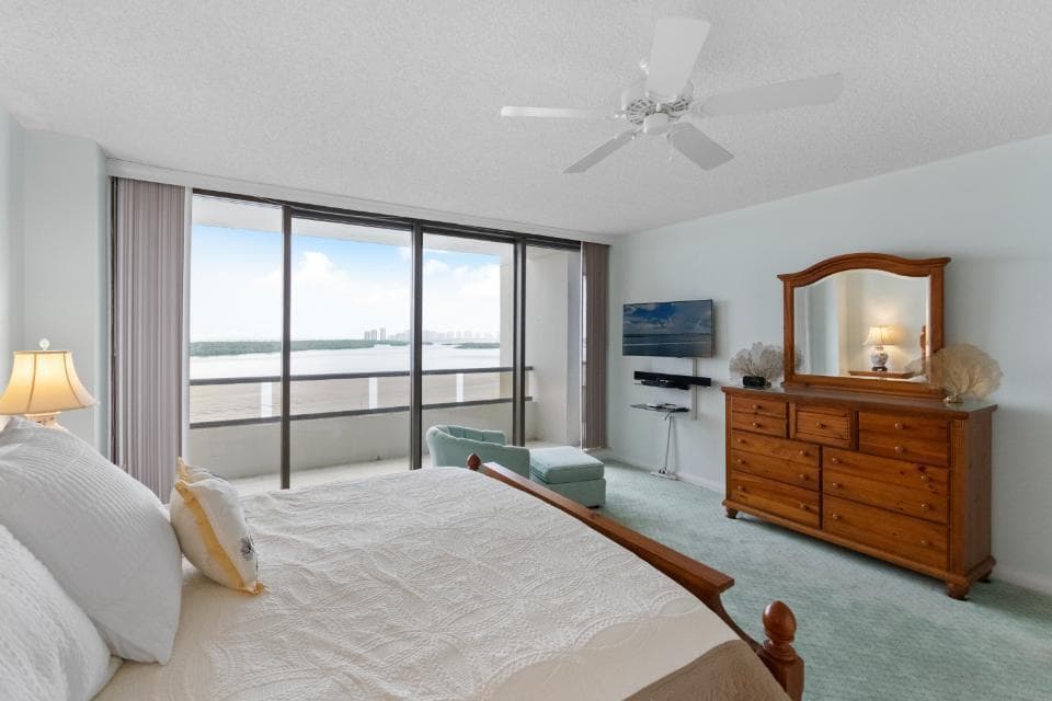 100 Lakeshore Drive 957 photo 19