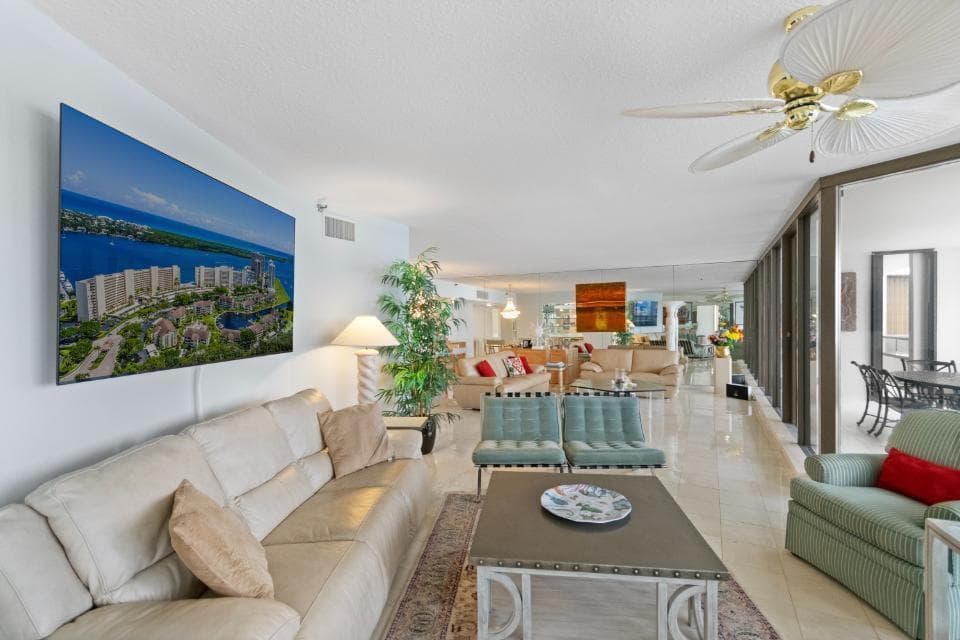 100 Lakeshore Drive 957 photo 8